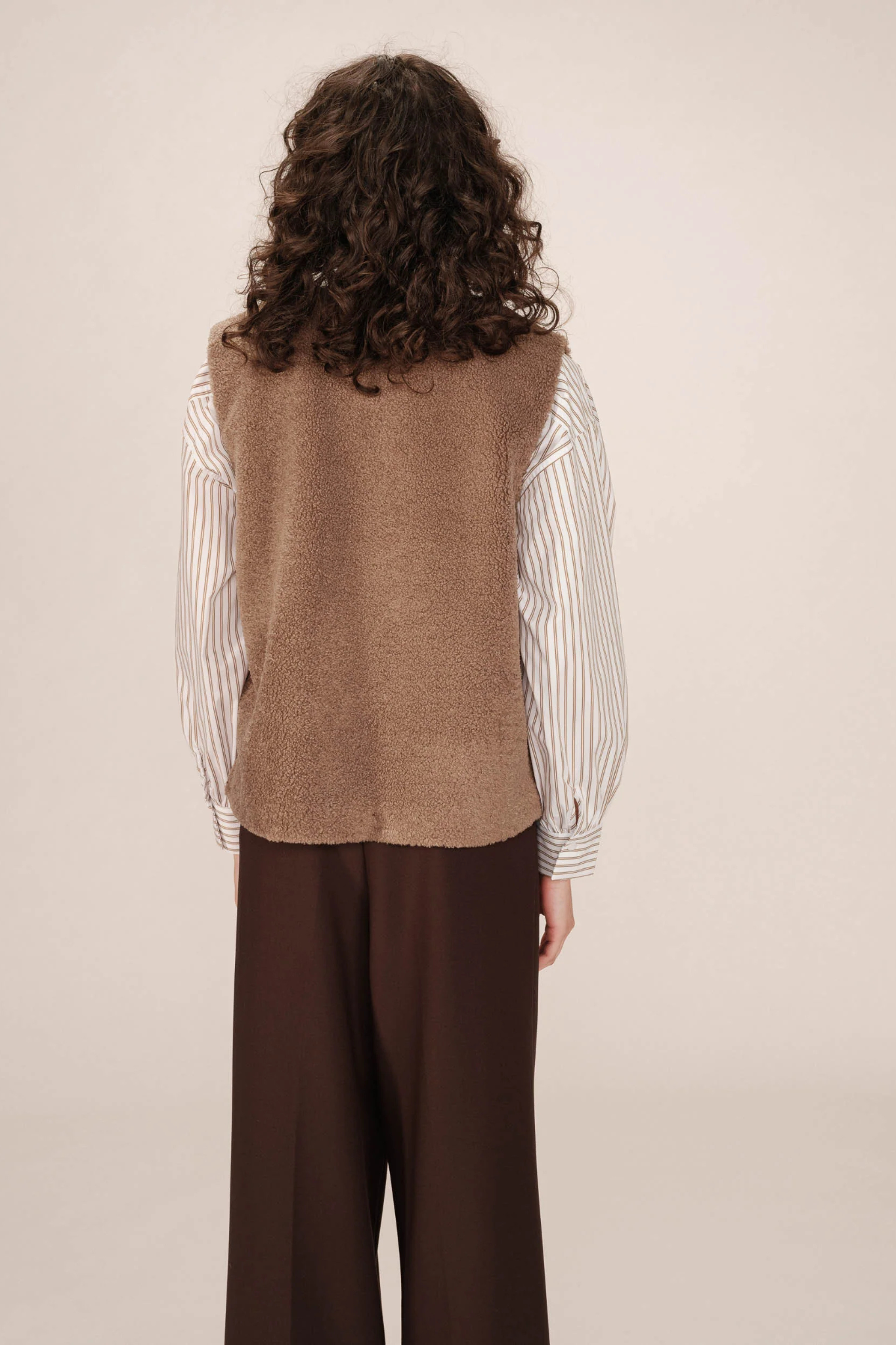 SINATRA SLEEVELESS JACKET  - TAUPE