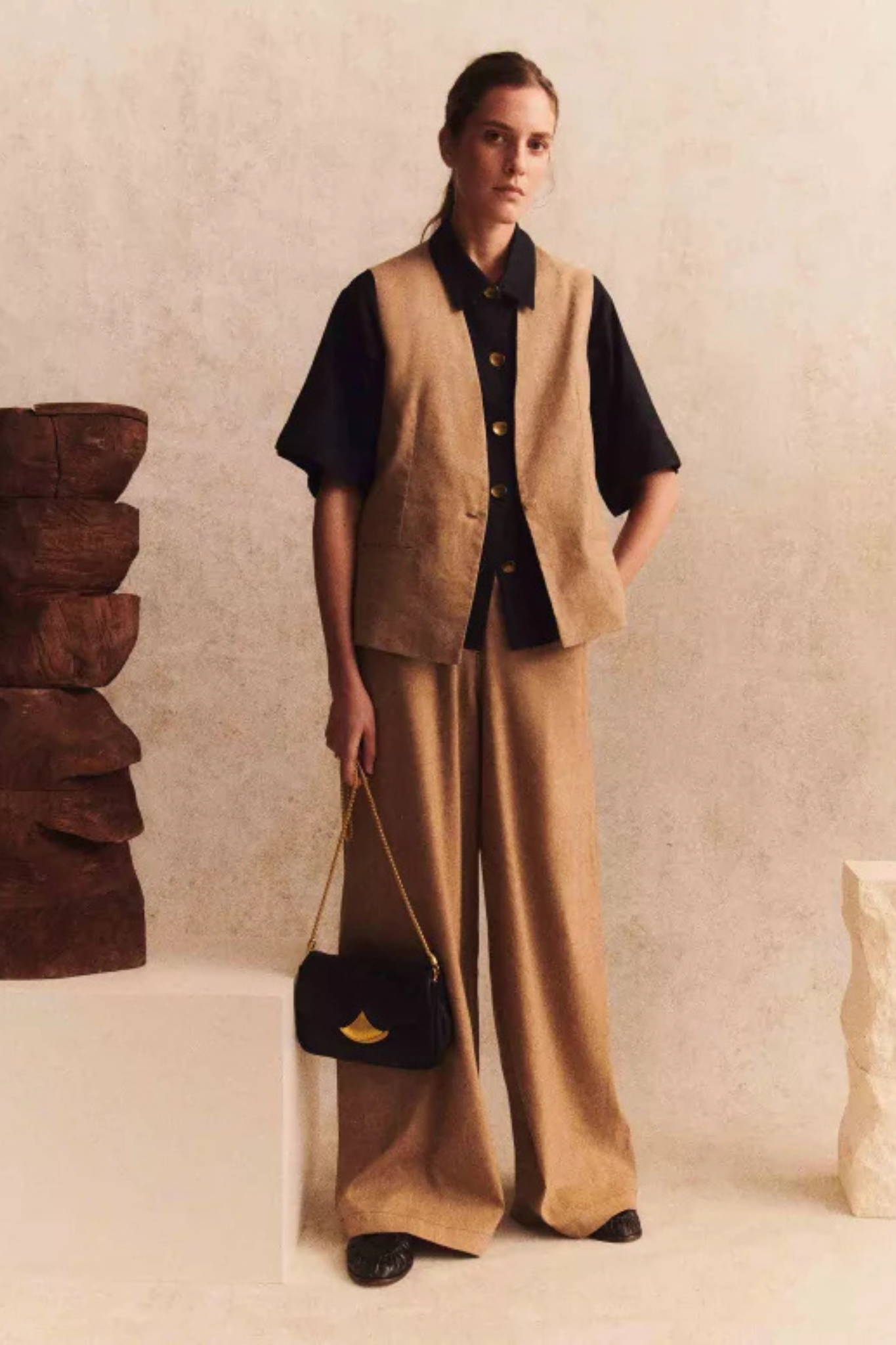 Model wearing the Sessun dasum wide pants in camel. Front view