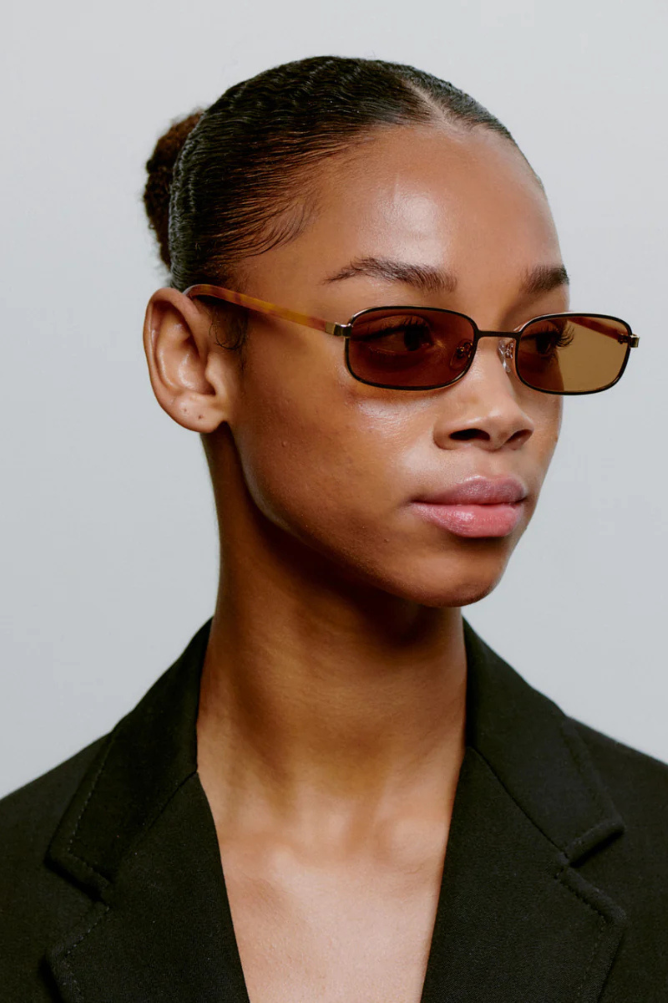 Model wearing the A. Kjaerbede noah sunglasses in gold burnt amber. Side view