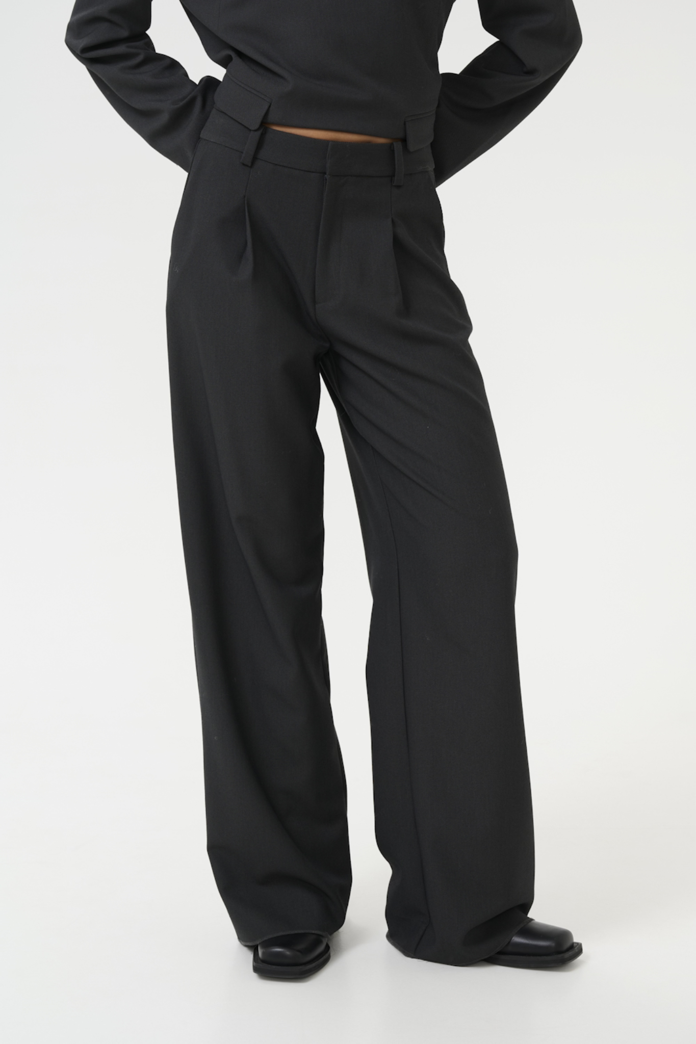 Model wearing the Black Gestuz aurial pants. Front view