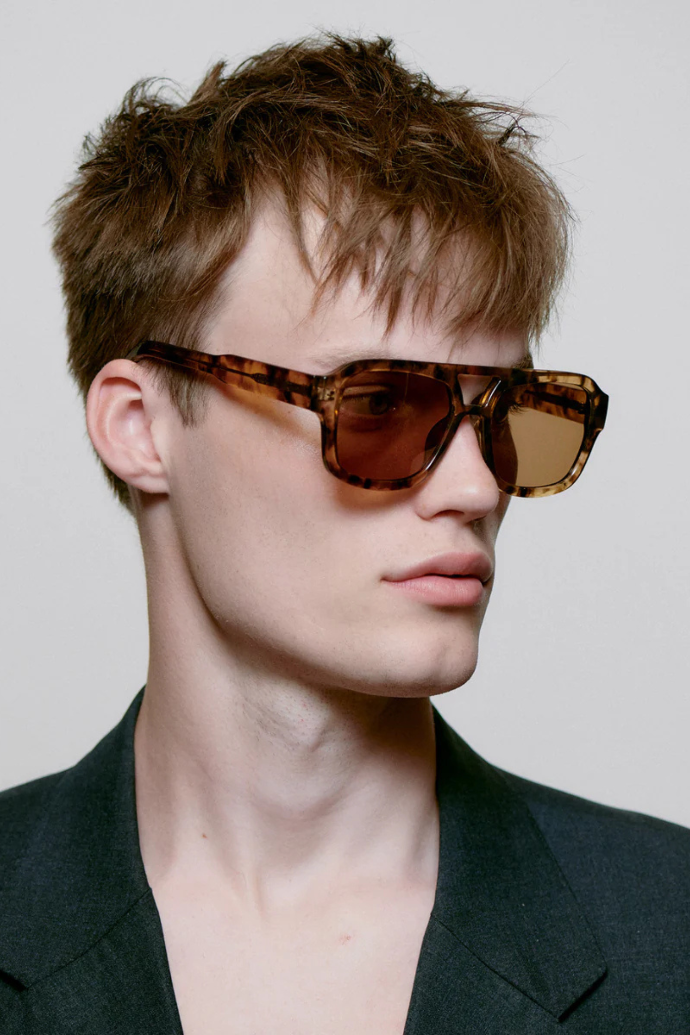 Model wearing the A. Kjaerbede kaya sunglasses in coquina. Side view