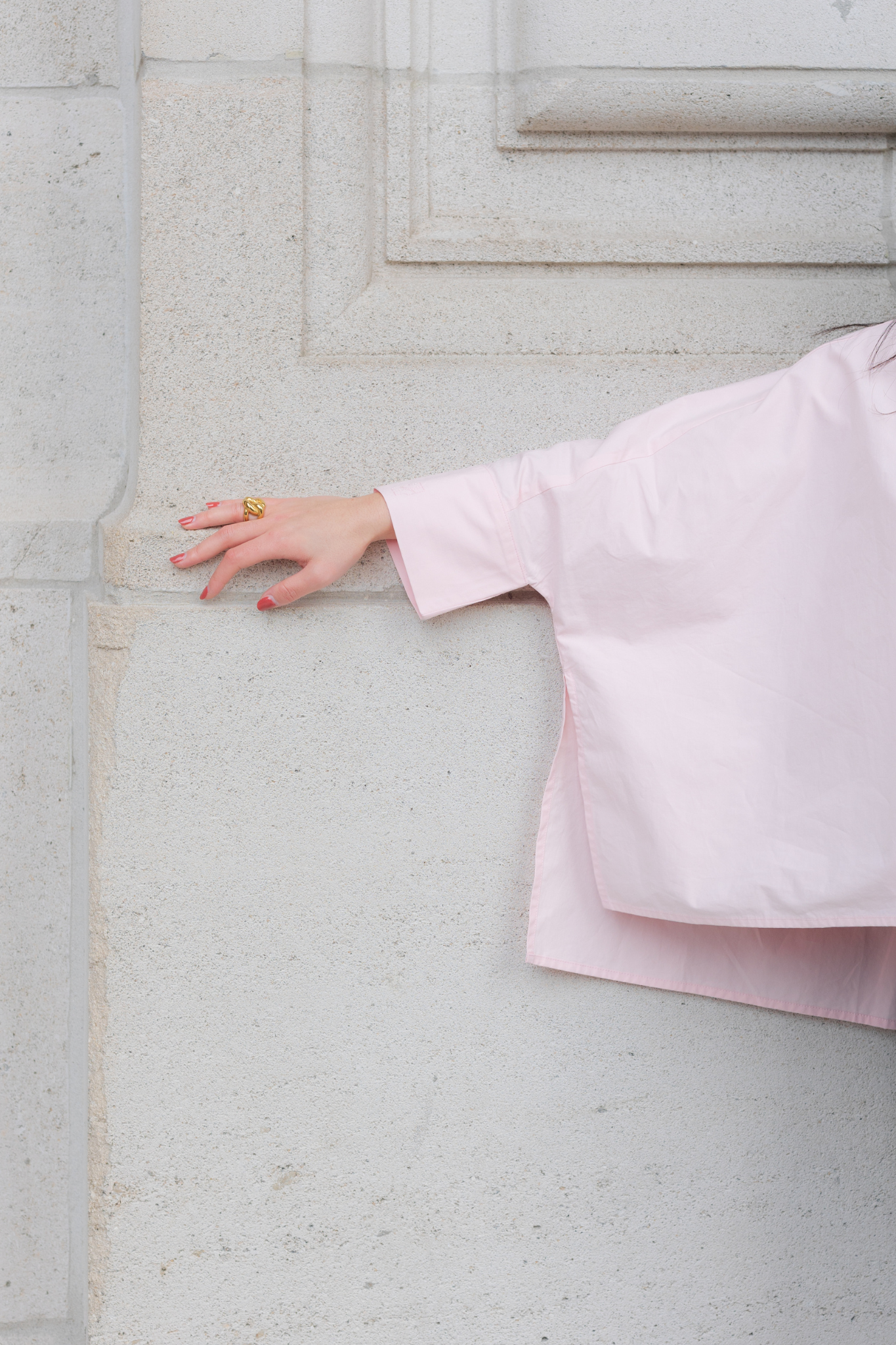 Model wearing the JIJI emie shirt in pink. Close sleeve view