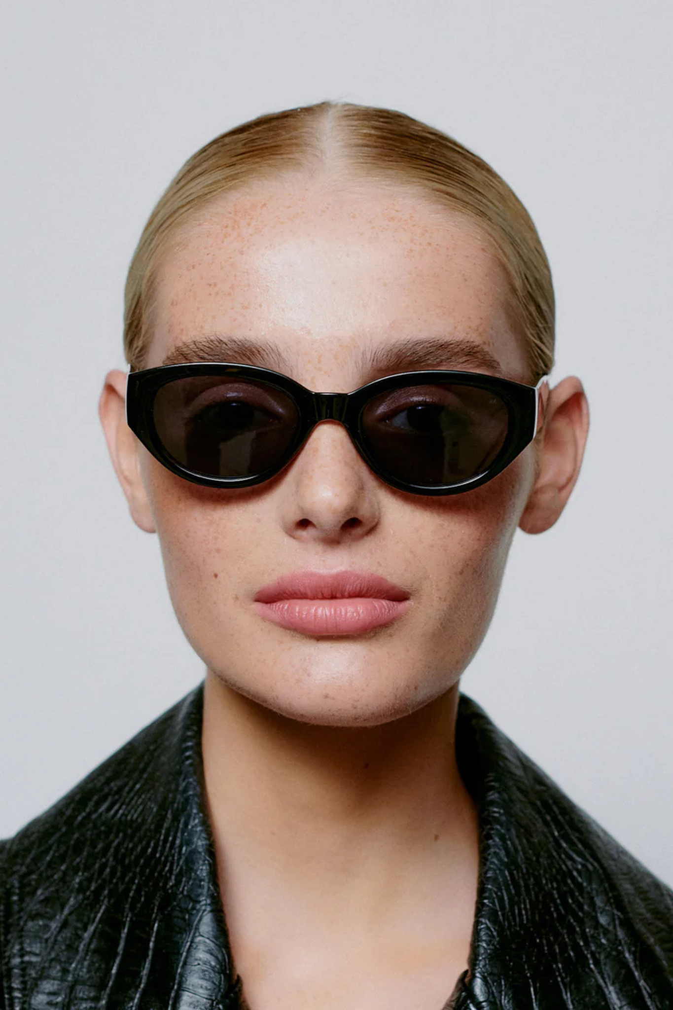 Model wearing the A. Kjaerbede winnie sunglasses in black. Front view