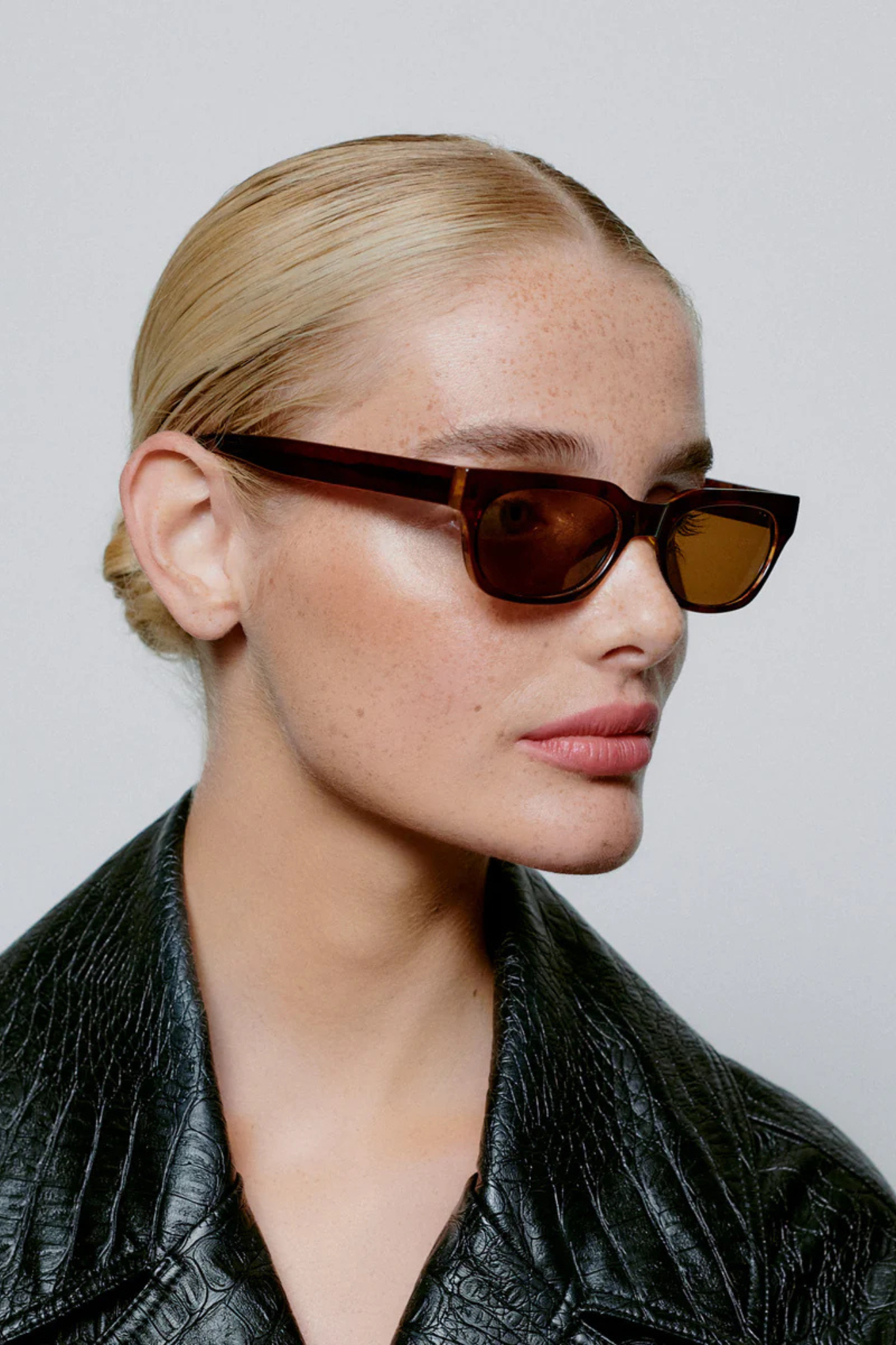 Model wearing the A. Kjaerbede bror sunglasses in brown/demi light brown transparent. Side view