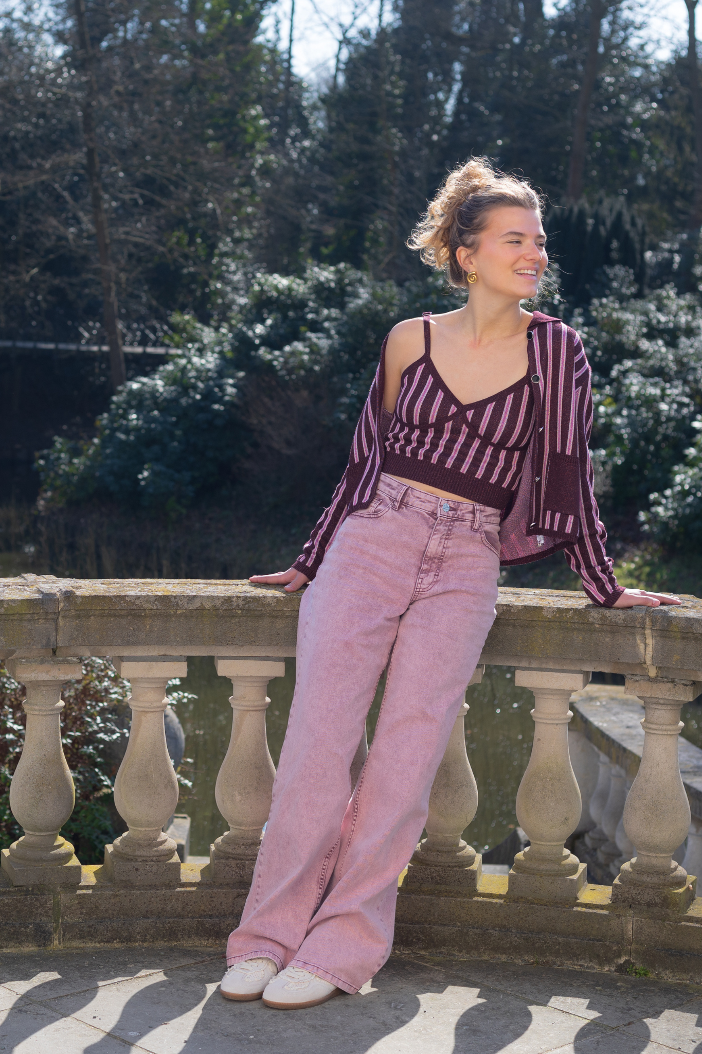 Model wearing the Baum Und Pferdgarten ninie jeans in washed pink. Front view