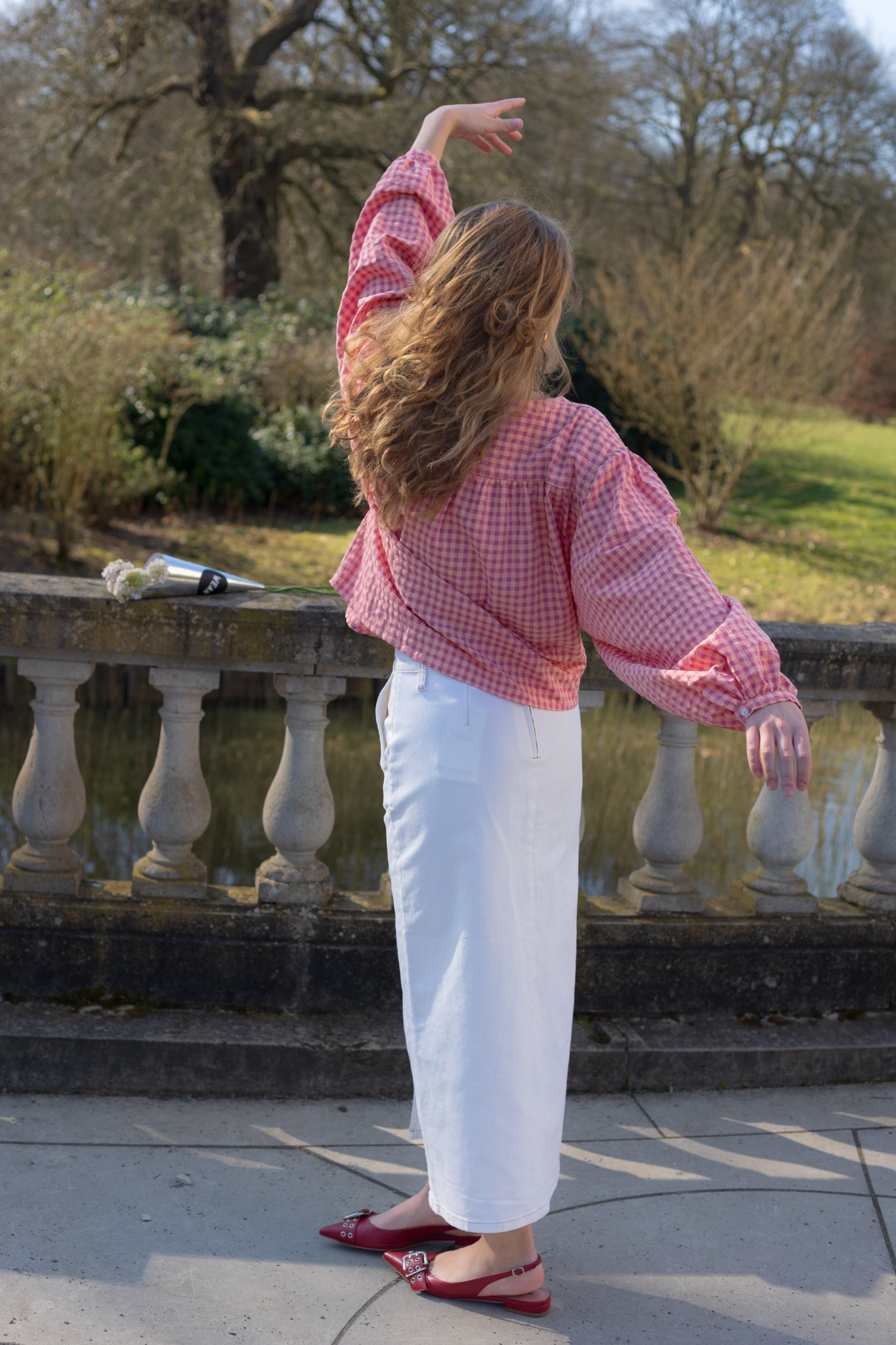 Model wearing the FRNCH noura blouse in rose. Back view