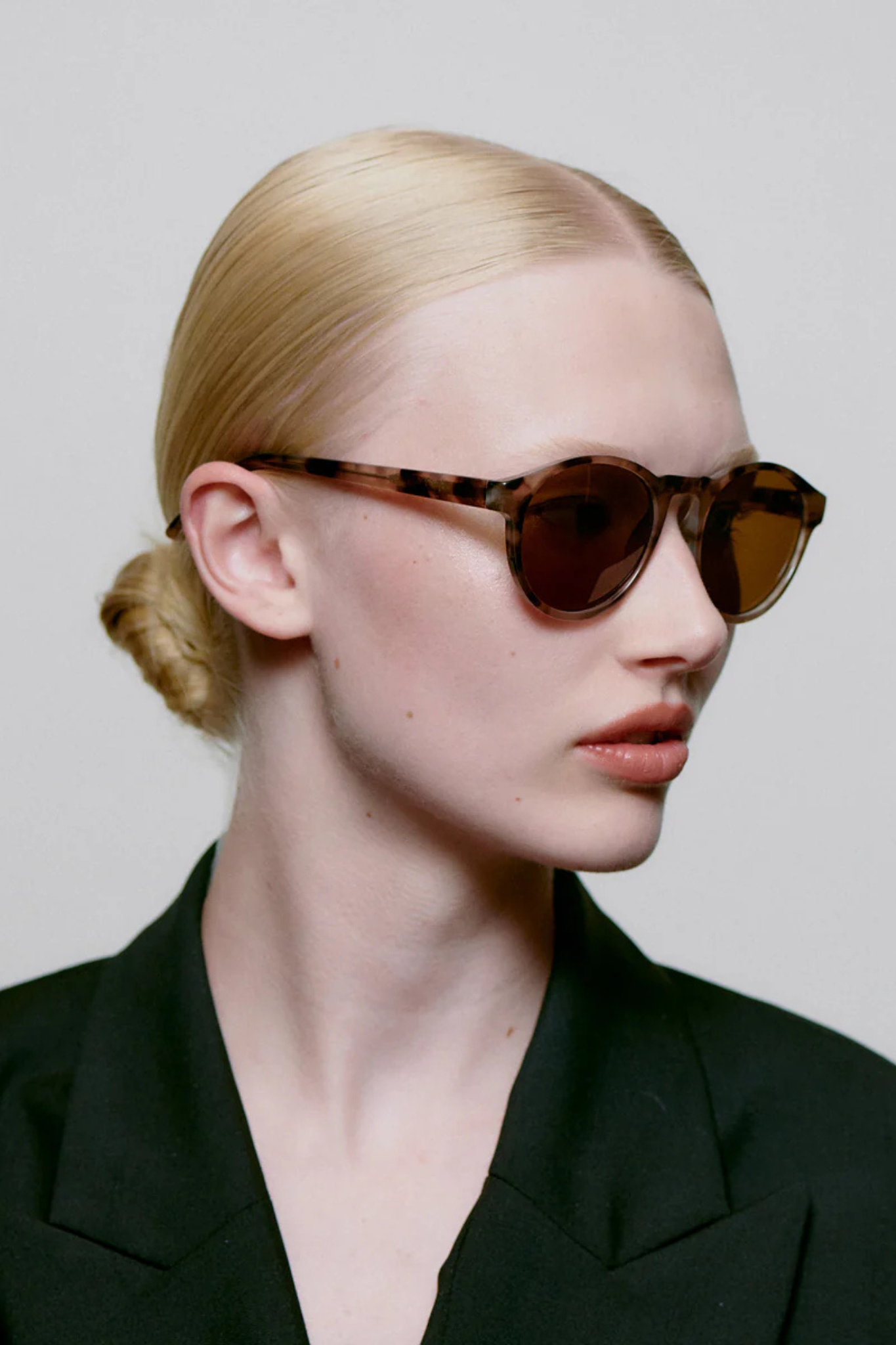 Model wearing the A. Kjaerbede marvin sunglasses in coquina. Side view