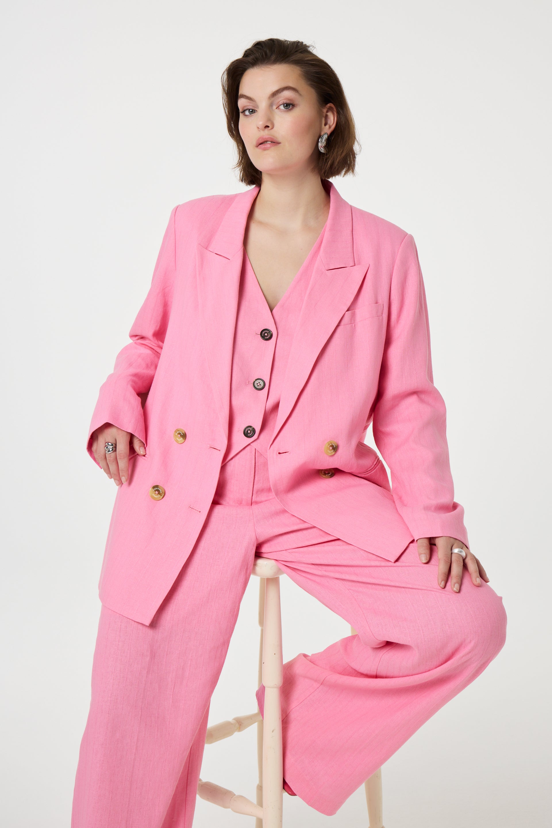 Model wearing the Fabienne Chapot nura pleated trousers in pink. Front view