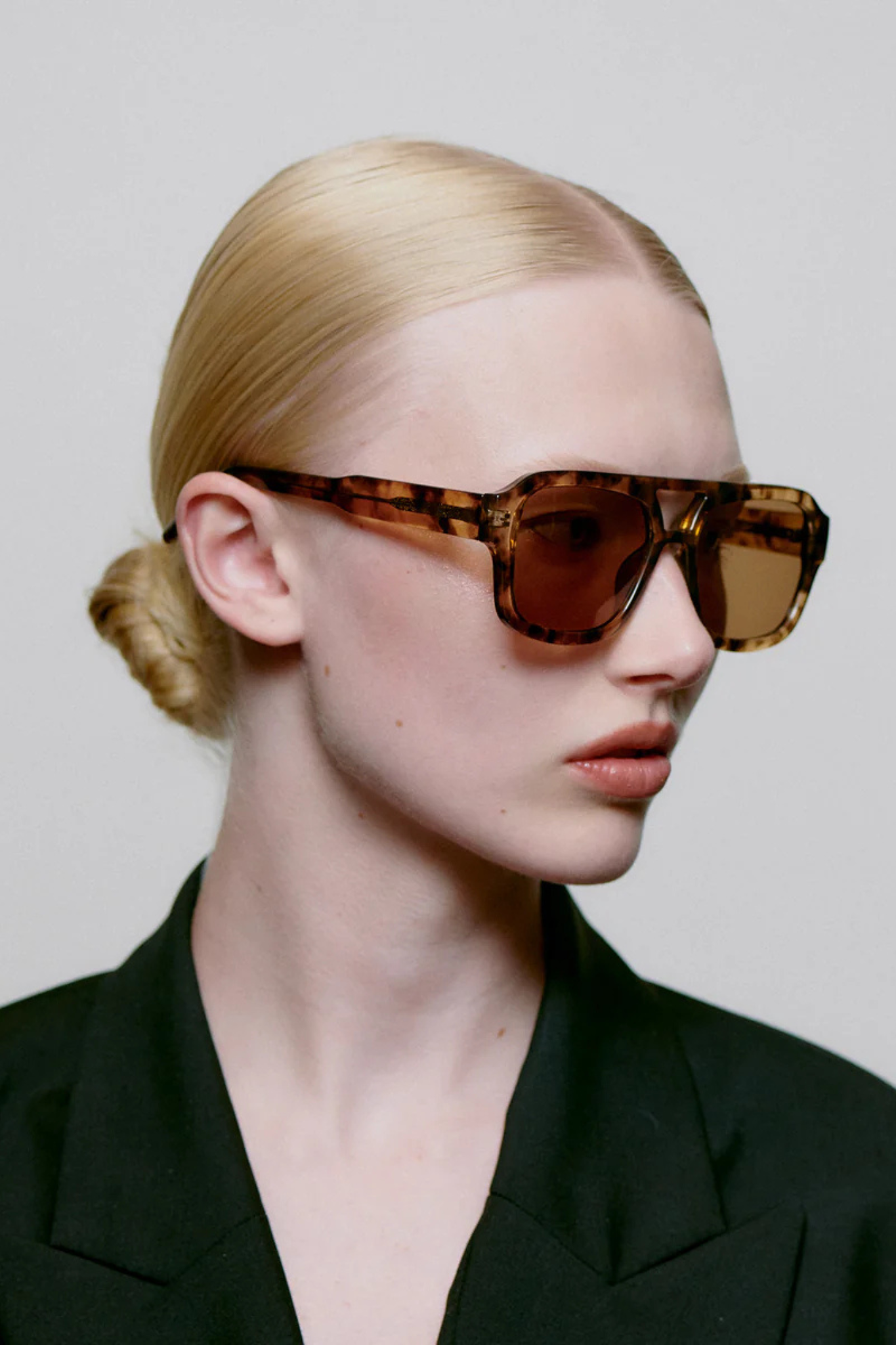 Model wearing the A. Kjaerbede kaya sunglasses in coquina. Side view