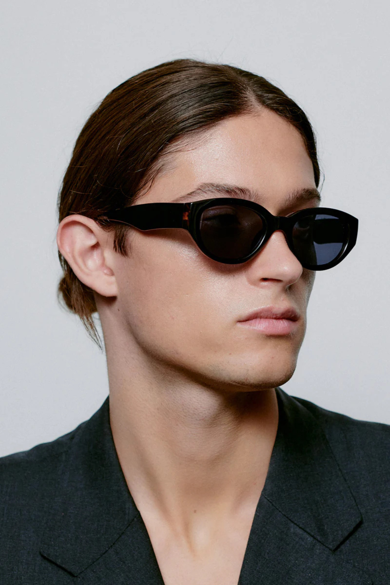 Model wearing the A. Kjaerbede winnie sunglasses in black. Side view