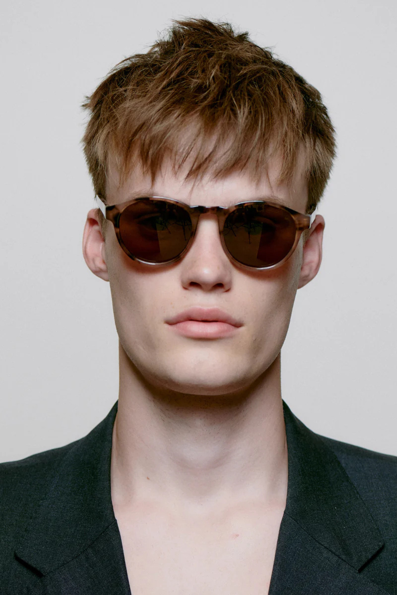 Model wearing the A. Kjaerbede marvin sunglasses in coquina. Front view