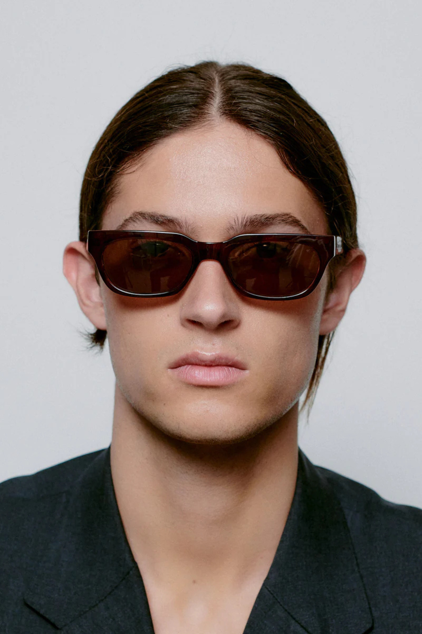 Model wearing the A. Kjaerbede bror sunglasses in brown/demi light brown transparent. Front view