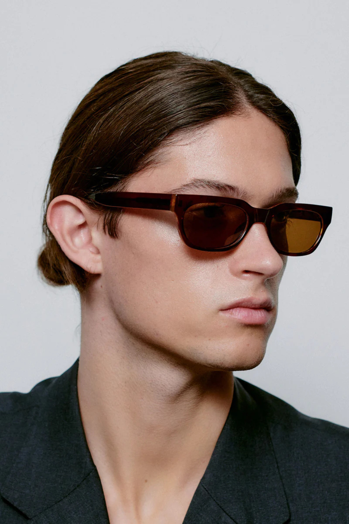 Model wearing the A. Kjaerbede bror sunglasses in brown/demi light brown transparent. Side view