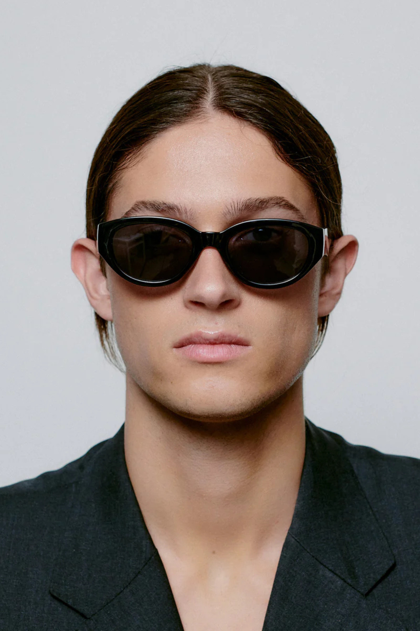 Model wearing the A. Kjaerbede winnie sunglasses in black. Front view