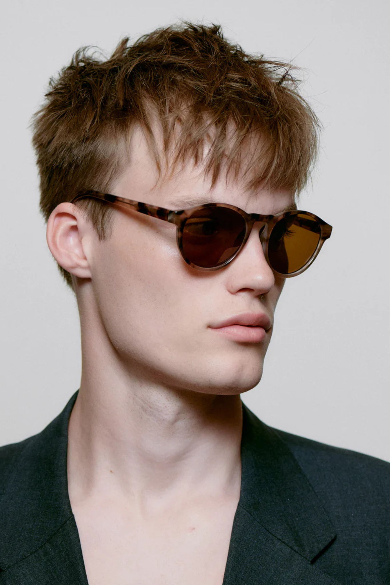 Model wearing the A. Kjaerbede marvin sunglasses in coquina. Side view