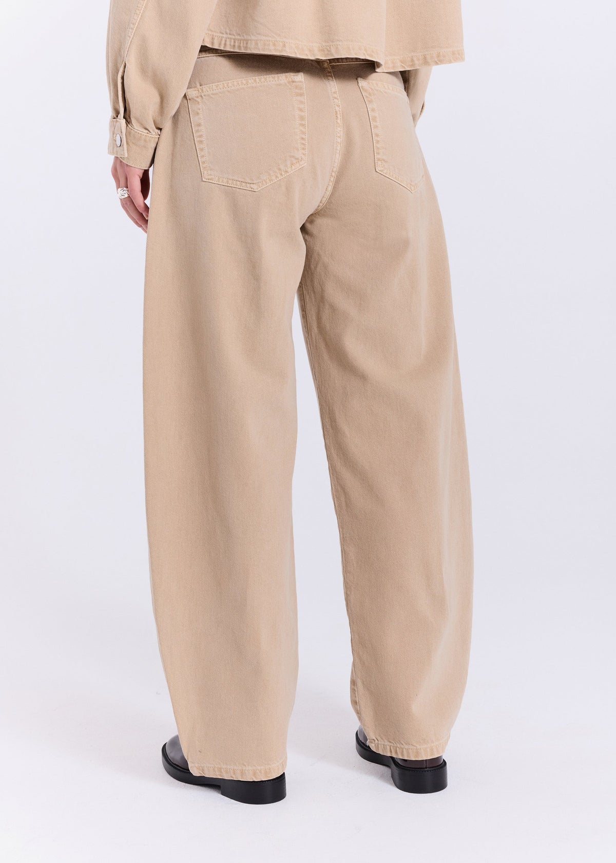 EVELYNA BAGGY BARREL JEANS - BEIGE WASH