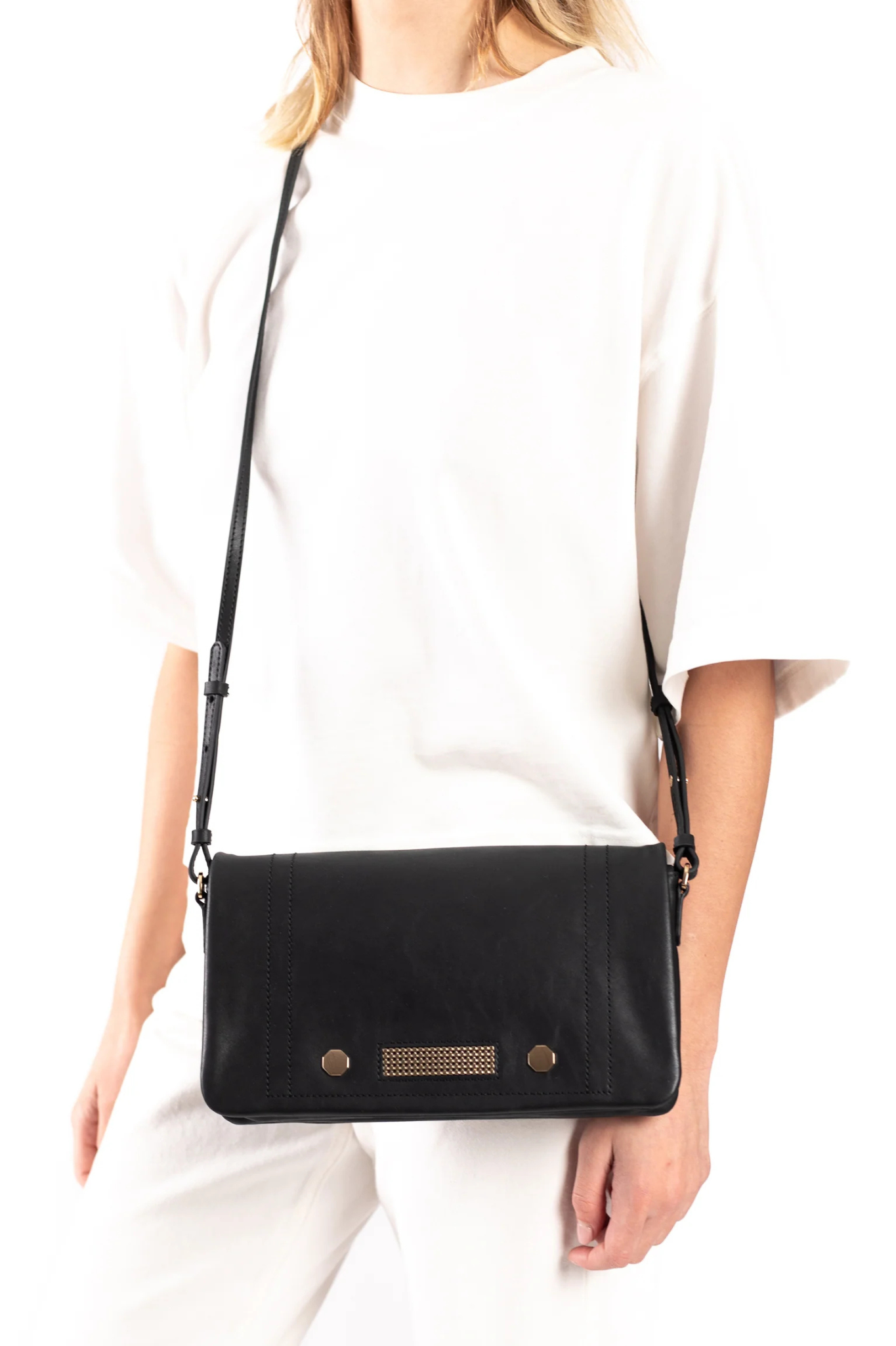 Model wearing the Clio Goldbrenner classic black comus bag. Front view