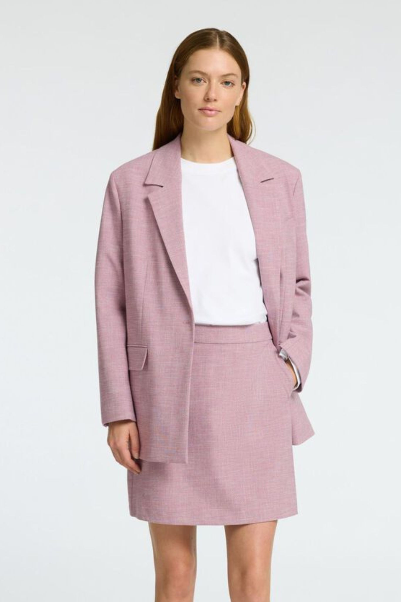 Model wearing the Selected Femme rae oversized blazer in bleached mauve/melange. Front view