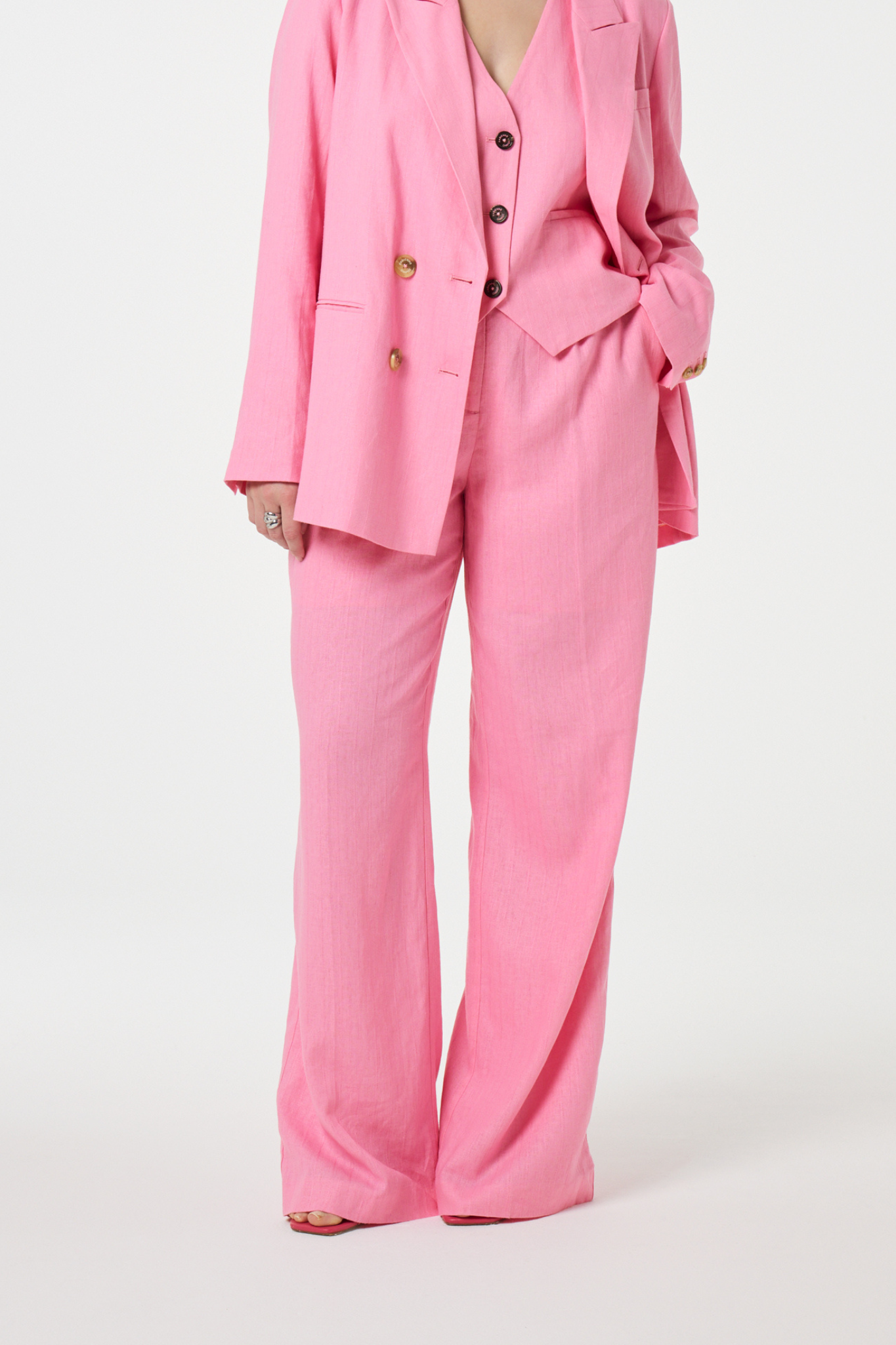 Model wearing the Fabienne Chapot nura pleated trousers in pink. Front view