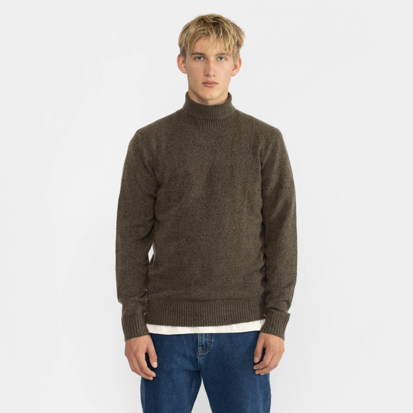 HIGH-NECK SWEATER