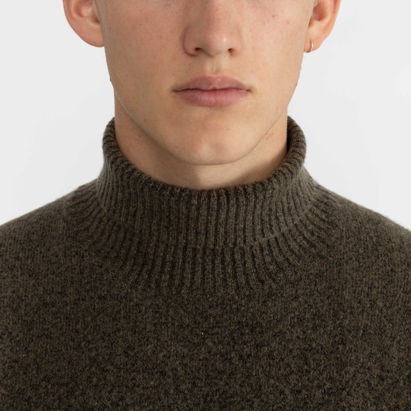 HIGH-NECK SWEATER